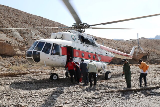 نجات دو بانوی سالخورده روستای داربند خرانق توسط بالگرد امداد هلال احمر یزد